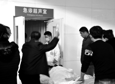 在寧夏醫(yī)科大學(xué)總醫(yī)院，一名傷者被緊急送往超聲室檢查。