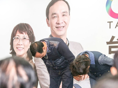 國民黨明天下午將召開臨時中常會，決定由誰擔(dān)任代理主席。圖為朱立倫與王如玄上午到競選總部，向支持自己競選的志工們一一致意，感謝他們的陪伴。圖片來源：臺灣《聯(lián)合報》