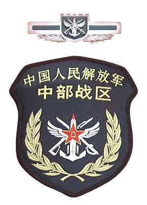 習(xí)近平將軍旗授予東部戰(zhàn)區(qū)司令員劉粵軍、政治委員鄭衛(wèi)平。