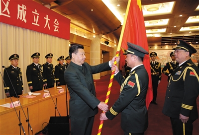 習(xí)近平將軍旗授予東部戰(zhàn)區(qū)司令員劉粵軍、政治委員鄭衛(wèi)平。