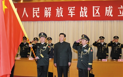習(xí)近平將軍旗授予南部戰(zhàn)區(qū)司令員王教成、政治委員魏亮。