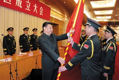 習(xí)近平將軍旗授予西部戰(zhàn)區(qū)司令員趙宗岐、政治委員朱福熙。