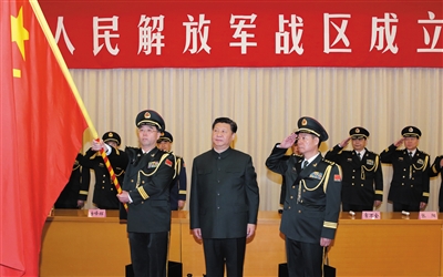 習(xí)近平將軍旗授予中部戰(zhàn)區(qū)司令員韓衛(wèi)國、政治委員殷方龍。