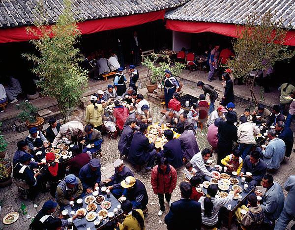 貴州畢節(jié)織金縣板橋鄉(xiāng)政府公職人員在整頓村民亂辦酒席時(shí)，雙方發(fā)生沖突并互有出手。