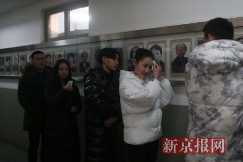表演系考生考前正用紙巾卸妝。