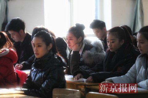 主持系考生正在備考區(qū)等待考試。