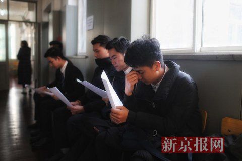 主持系考生正在備考區(qū)等待考試。