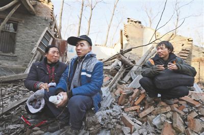 2014年1月，取保候?qū)彽乃螤?zhēng)光和父母看著殘敗的房子，默默流淚