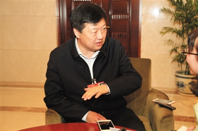 昨日下午，全國人大代表、哈爾濱市長宋希斌在駐地接受新京報記者專訪。張磊 攝
