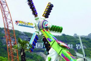3月28日零點(diǎn)剛過(guò)幾分鐘，上海迪士尼6月16日開(kāi)園日的門票就宣告售罄，巨大的訪問(wèn)量一度導(dǎo)致票務(wù)系統(tǒng)出現(xiàn)間歇性故障，被網(wǎng)友調(diào)侃“激烈程度堪比春運(yùn)”。網(wǎng)上甚至有“黃?！睂⒁粡堥_(kāi)園門票炒到幾千元。