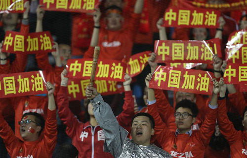 中國隊球迷在看臺上為球隊加油。新華社發(fā)