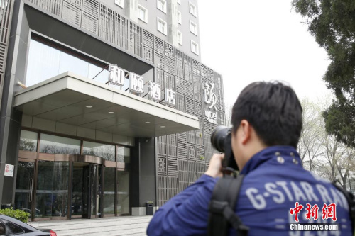 媒體記者關(guān)注北京“和頤酒店女生遇襲”事件。 圖片來源：視覺中國