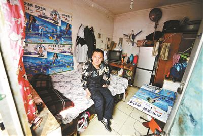 早晨收拾停當后，李大鵬準備前往地鐵賣藝