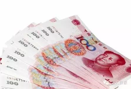 按照4月1日起上海執(zhí)行的月最低工資標(biāo)準(zhǔn)2190元計算，勞動者在5月1日當(dāng)天加班，每天的加班工資至少有302元。如果3天都加班、不調(diào)休，加班工資至少有704元。