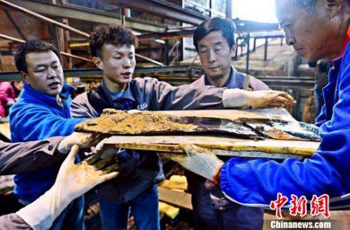 圖為南昌西漢?；韬钅怪鳂∈铱脊虐l(fā)掘現(xiàn)場(chǎng)出土了一組漆器“屏風(fēng)”?！」?攝