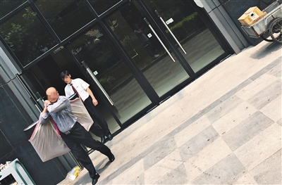 昨日11時(shí)許，新華聯(lián)國(guó)際公寓門(mén)口，一男子將電視等賭具轉(zhuǎn)移，后被警方控制