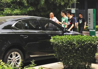昨日下午，北京警方從新華聯(lián)國(guó)際公寓內(nèi)帶出一名男子