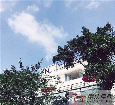 書店外觀設(shè)計感十足。