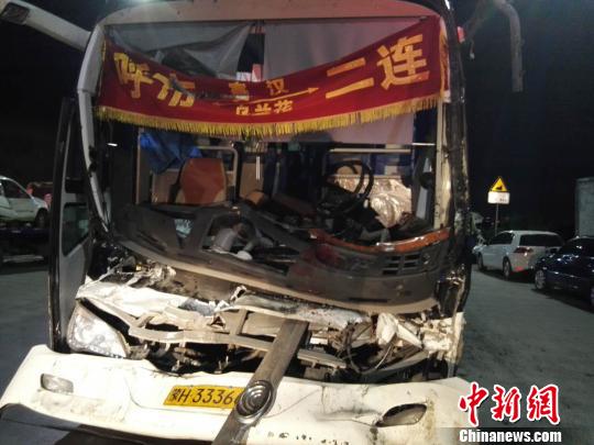 圖為載客大巴車，受損嚴(yán)重。