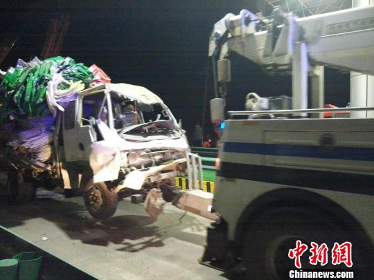 圖為事故清障車運(yùn)送受損車輛。