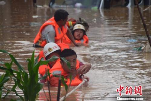 資料圖：6月20日，貴州省黔西南州暴雨成災(zāi)。圖為消防員抗洪救人?！∏髂舷?攝