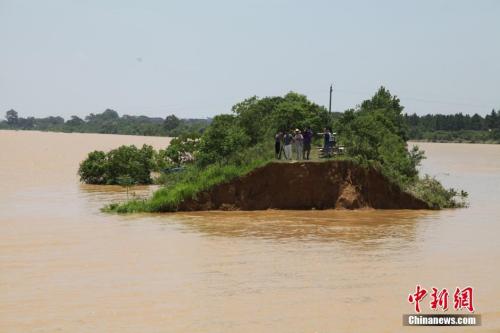 資料圖：6月21日，江西鄱陽縣濱田水庫泄洪道河堤(濱田河)潰口現(xiàn)場。 王劍 攝