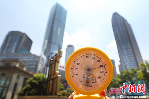 7月26日中午12點39分，南京街頭高溫逼人，用溫度計測量的實時溫度超過40攝氏度。 中新社記者 泱波 攝