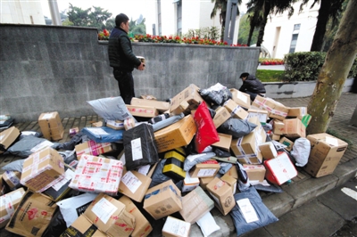 2015年11月19日，江蘇省南京市，河海大學校園外的路上大堆的快遞。圖/視覺中國