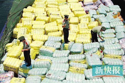 邊防官兵正在檢查截獲的走私舊衣物。 通訊員供圖