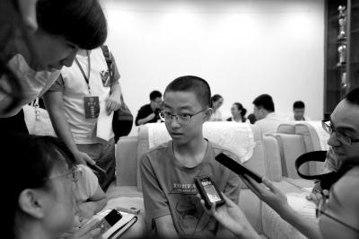 14歲的最小新生黃家琪淡定接受記者群訪。