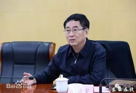 通報指出，張洪寶眼看著幾年前還不知名的個體老板搖身一變成為大企業(yè)家，心里既艷羨又發(fā)酸，滋生了“我為他們贏得了好的發(fā)展機遇，收些款物就權(quán)當是對我這些年辛勤工作的一種補償”的念頭。于是他開始熱衷于與身邊的企業(yè)老板拉拉扯扯、勾肩搭背，剛開始只是幾頓飯、幾張卡，日積月累，越陷越深，不給錢不辦事，給了錢才辦事，在東麗人稱