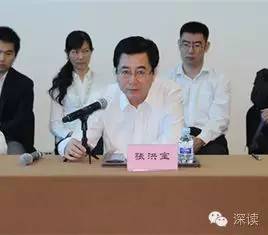 在天津紀委對王富強的通報中指出，王富強從“聽黨的話，永遠跟黨走，做讓黨放心的人”這一初心出發(fā)，吃過苦、流過汗，曾為天津港保稅區(qū)的建設(shè)和發(fā)展、為天津市招商引資工作作出過貢獻。貢獻被認可、贊譽，其驕傲自滿情緒漸生，覺得