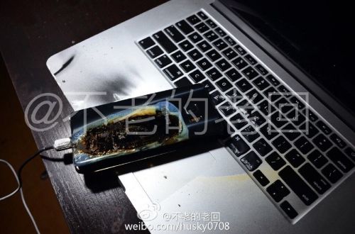 根據(jù)圖片來(lái)看，蘋(píng)果MacBook Pro筆記本觸控面板左邊部分被熏黑，而且該網(wǎng)友也提供了充電設(shè)備，就是三星Note 7原裝充電器。