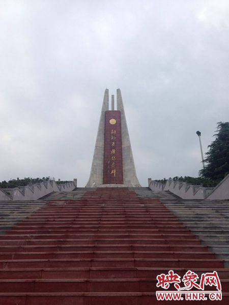 桐柏是革命老區(qū)，英雄紀念碑位于南端翠屏山上。