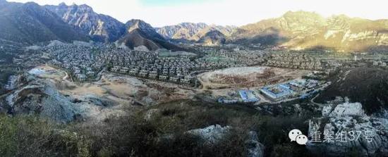 河北淶水“青青小鎮(zhèn)”1-6期全景圖，上百棟別墅組成的別墅群依山而建。部分山體被炸平，準(zhǔn)備建起聯(lián)排雙拼別墅。    新京報(bào)記者 大路 攝