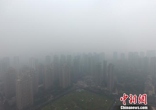  1月5日，重慶主城上空一片灰蒙蒙。