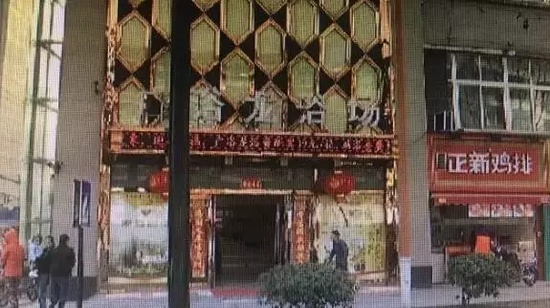 張阿姨說(shuō)，附近柜臺(tái)一名工作人員，說(shuō)什么也不讓她在這塊走廊哄孫女，幾句不和，雙方吵了起來(lái)。