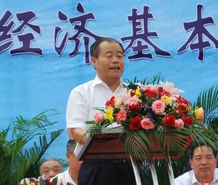 信發(fā)集團(tuán)發(fā)展成為一家集發(fā)電、供熱、氧化鋁、電解鋁、碳素、燒堿、聚氯乙烯、電石、鋁深加工等產(chǎn)業(yè)于一體的現(xiàn)代化大型企業(yè)集團(tuán)，位于山東聊城茌平縣。2016年10月，信發(fā)集團(tuán)董事局主席張學(xué)信在接受山東商報(bào)采訪時(shí)表示，44年企業(yè)沒有一名員工離職。