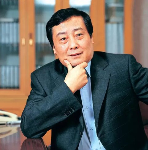 靠一瓶一瓶賣水發(fā)家的娃哈哈董事長(zhǎng)宗慶后曾接受《環(huán)球時(shí)報(bào)》采訪表示，企業(yè)家社會(huì)責(zé)任除了體現(xiàn)在為社會(huì)創(chuàng)造財(cái)富，解決更多就業(yè)，以及增加稅收貢獻(xiàn)，再者就是要把員工照顧好，讓員工在企業(yè)發(fā)展，收入生活水平提高。