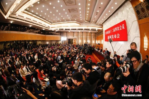 資料圖：2016年3月2日，全國政協(xié)十二屆四次會(huì)議新聞發(fā)布會(huì)在北京人民大會(huì)堂舉行，大會(huì)新聞發(fā)言人王國慶回答記者提問。 中新社記者 杜洋 攝