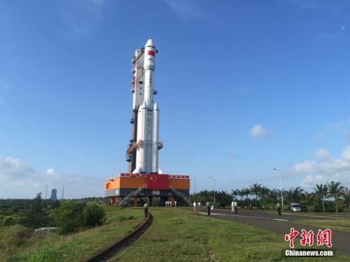 4月17日7時(shí)30分，承載著長(zhǎng)征七號(hào)遙二運(yùn)載火箭與天舟一號(hào)貨運(yùn)飛船組合體的活動(dòng)發(fā)射平臺(tái)，垂直轉(zhuǎn)運(yùn)至發(fā)射區(qū)，標(biāo)志著“天舟一號(hào)”飛行任務(wù)正式進(jìn)入發(fā)射階段。閆寧 攝