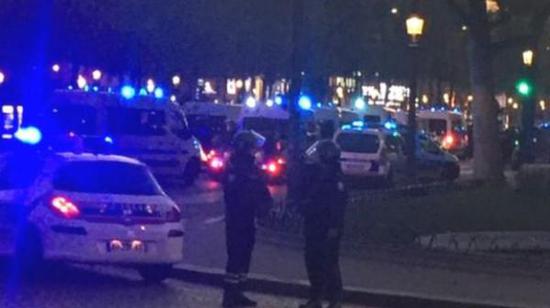 據(jù)英國廣播公司（BBC）消息，巴黎警方稱，巴黎中部發(fā)生槍擊事件，一名警察死亡，另一名受傷。