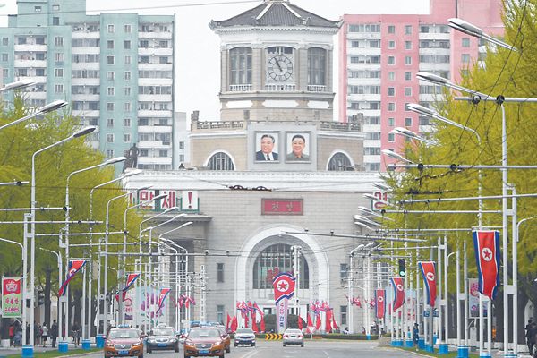4月25日是朝鮮人民軍建軍85周年紀念日。圖為24日的平壤街頭。