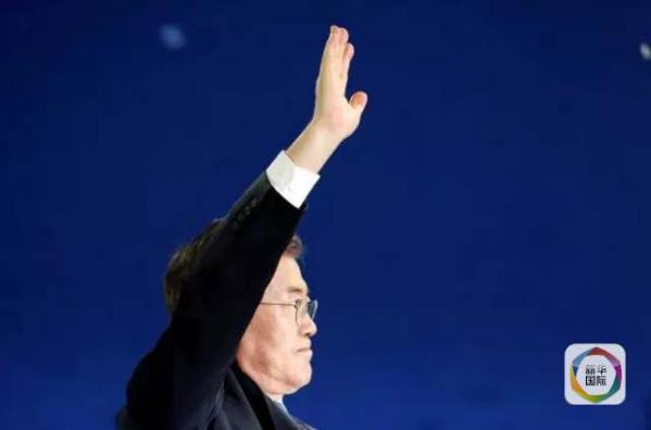目前民調(diào)領(lǐng)先的共同民主黨候選人文在寅方面當(dāng)天上午表示，強(qiáng)行在星州部署“薩德”的做法“無視國民意愿和程序”，實(shí)際上切斷了下屆政府針對“薩德”相關(guān)政策的判斷余地。