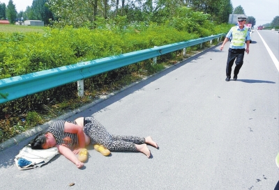 險！一女子躺高速路上睡大覺 漯河交警忙轉(zhuǎn)移保安全