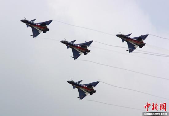 資料圖：殲-10表演機(jī)。<a target='_blank'  _fcksavedurl='http://www.chinanews.com/' _fcksavedurl='http://www.chinanews.com/'>中新社</a>發(fā) 申進(jìn)科 攝