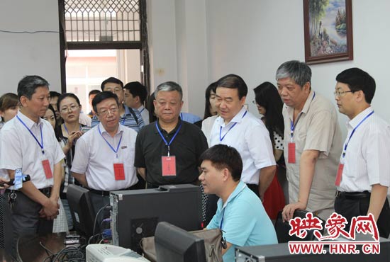 在評卷質(zhì)檢組,工作人員介紹說,今年有四級質(zhì)檢(即小組質(zhì)檢、題組質(zhì)檢、學科質(zhì)檢、省質(zhì)檢),確保嚴把質(zhì)量