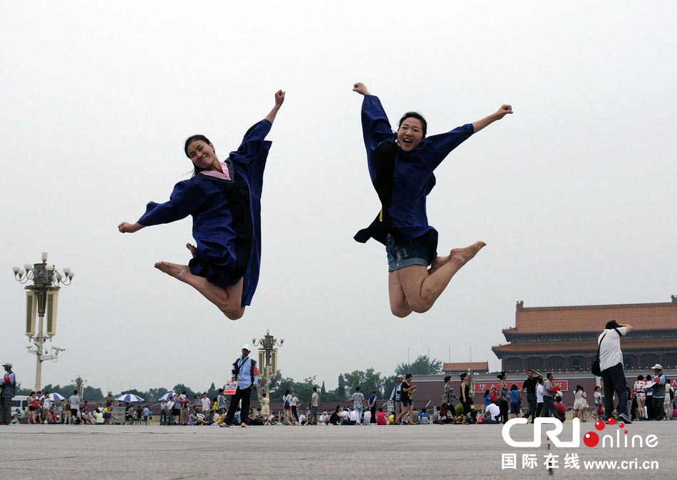 幾名打?qū)W生天安門廣場(chǎng)創(chuàng)意留影。圖片來源：金聞/CFP