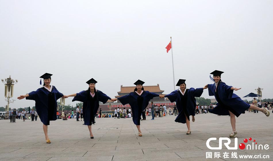 幾名打?qū)W生天安門廣場(chǎng)創(chuàng)意留影。圖片來源：金聞/CFP
