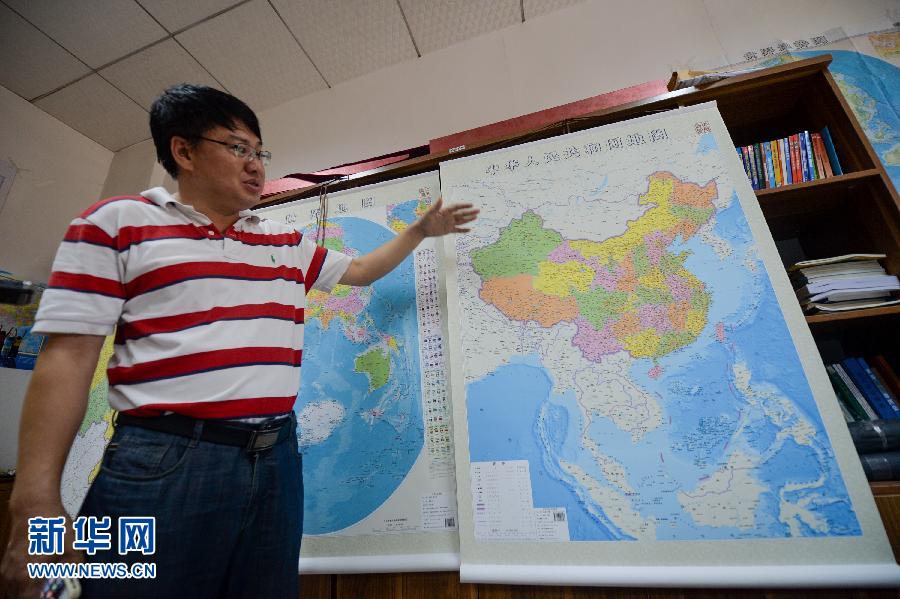 6月23日，湖南地圖出版社總編輯雷宜遜在介紹豎版《中華人民共和國地圖》。